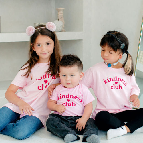 Chemise rose pour tout-petits et jeunes